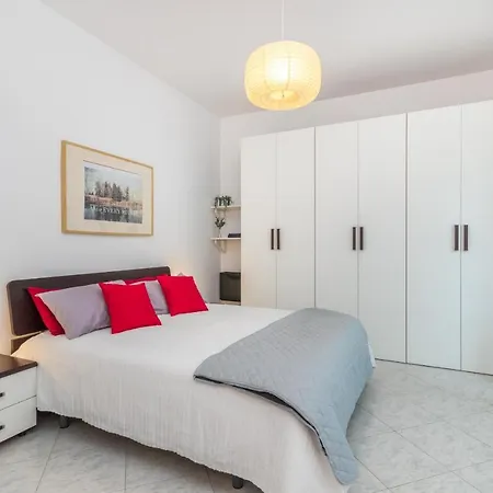 Apartment La Petite Maison Rouge By Wonderful Italy *